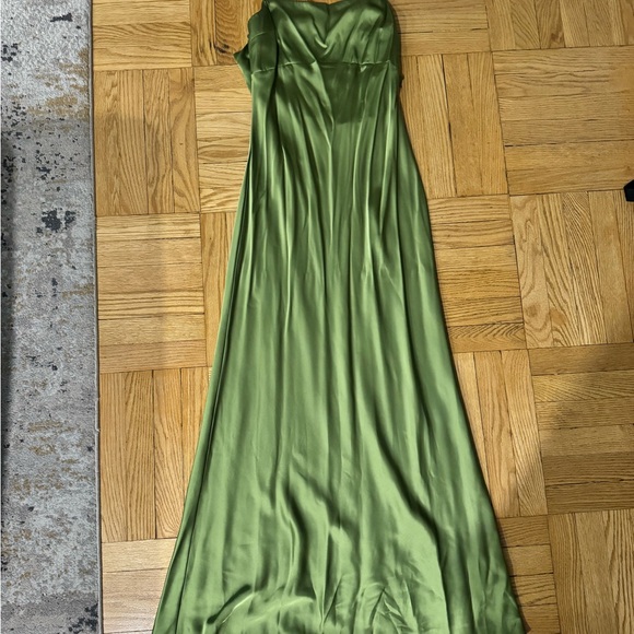 Abercrombie & Fitch best dressed guest satin cowl back maxi dress - Picture 2 of 9